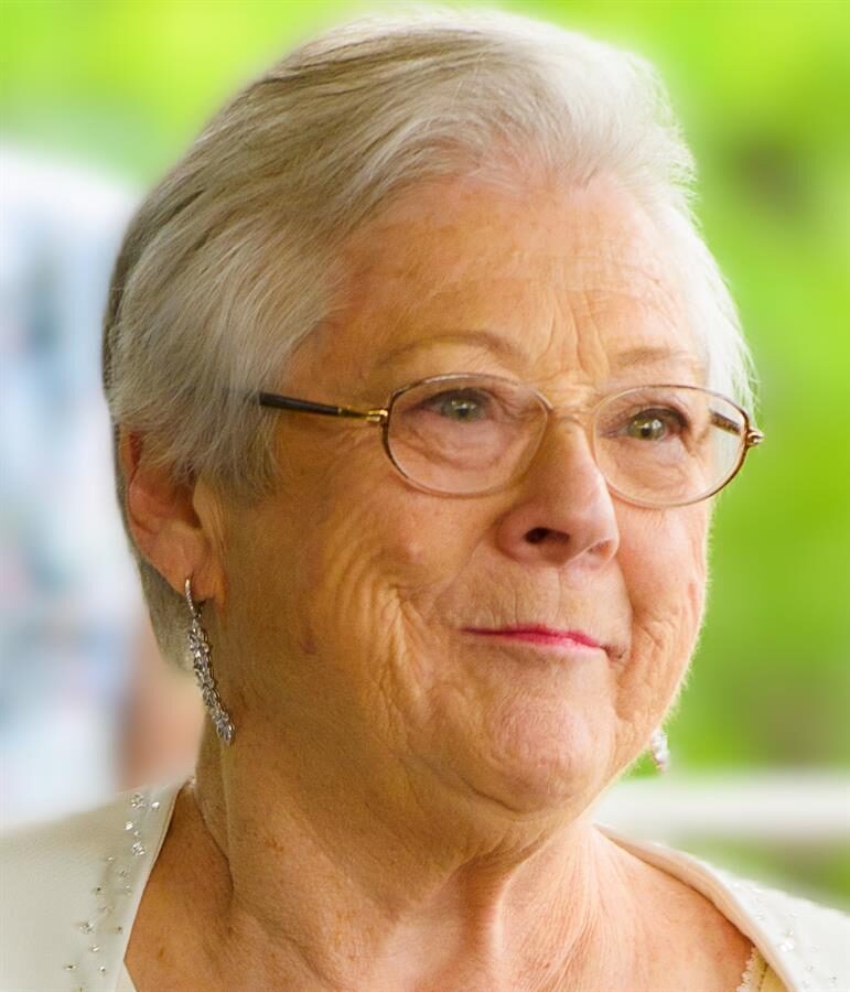 Photo of ELIZABETH LEE "BETTY" ROBERTSON